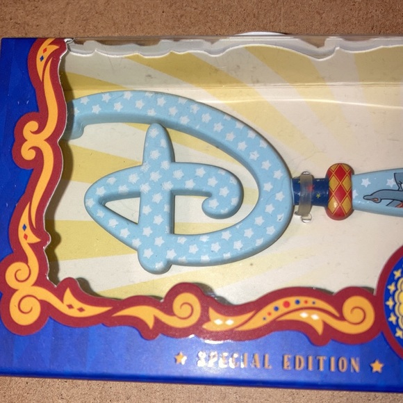 Dumbo 80th Anniversary Collector Key - Picture 4 of 7